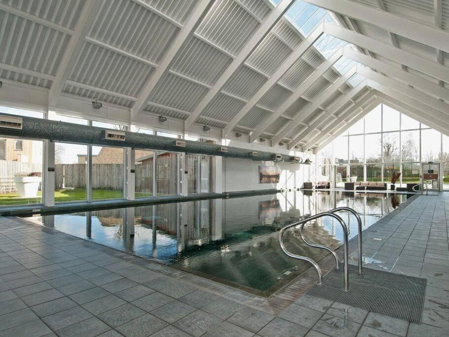 Cotswolds Lakeside Retreat: Luxury Spa with Harry Potter Charm Somerford Keynes Exterior photo